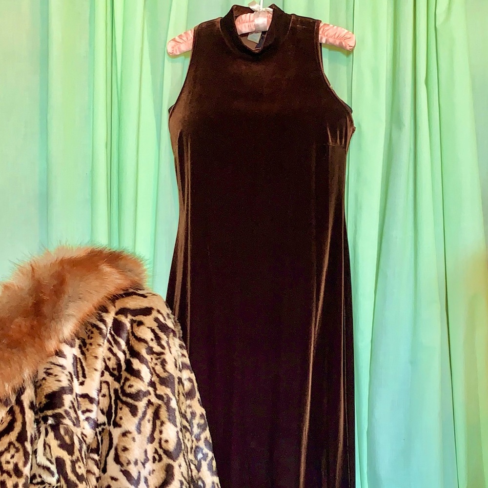 Sleeveless, long, stretch-velvet dress.